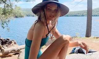 Elsa Hosk tung series ảnh bikini 'đốt cháy' nắng hè