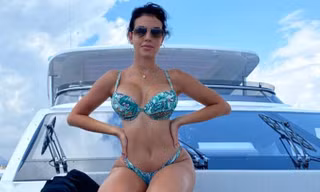 Bạn gái Ronaldo mặc bikini tôn ba vòng nảy nở