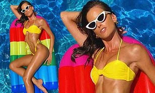 Khoảnh khắc nóng 'bỏng mắt' của cựu thiên thần nội y Izabel Goulart 