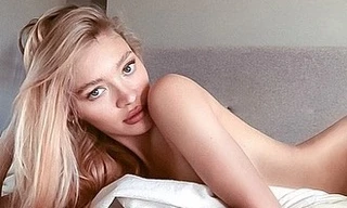 Bạn gái cũ của tài tử Titanic nuột nà trong ảnh nude