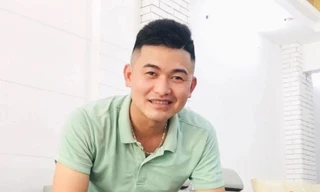 Chàng trai giúp sửa hàng chục xe máy trong mưa lớn ở Hà Nội