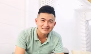 Chàng trai giúp sửa hàng chục xe máy trong mưa lớn ở Hà Nội