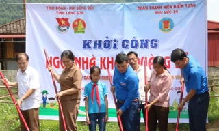 Tặng quà và khai mạc lớp học bơi cho học sinh. Ảnh: Duy Chiến 