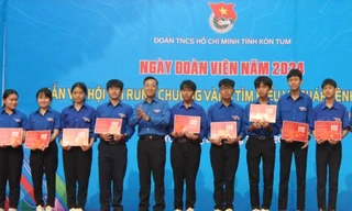 Kết nạp, trao thẻ đoàn viên, huy hiệu đoàn cho 100 thanh niên ưu tú