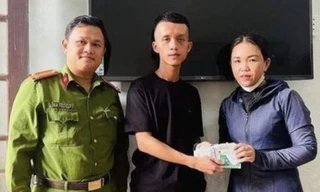 Người phụ nữ nức nở trước hành động đẹp của anh thanh niên