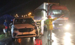 Lực lượng công an làm việc tại chốt kiểm soát dịch Hòa Phú giữa trời nắng