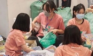 Biến giấy vụn, chai lọ, quần áo cũ thành đồ tái chế, gây quỹ cho trẻ em khó khăn 