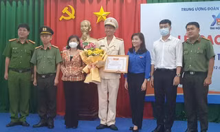 Trung ương Đoàn tặng Huy hiệu Tuổi trẻ dũng cảm cho cán bộ Công an cứu 4 người đuối nước