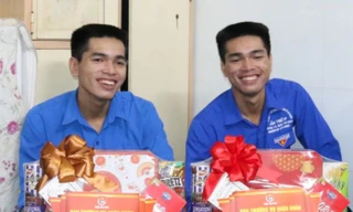 Tạm biệt giảng đường, anh em sinh đôi tình nguyện nhập ngũ 