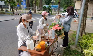 Bỏ vị trí quản lý, cô gái làm xe hoa cà phê kiếm 2 triệu đồng/ngày