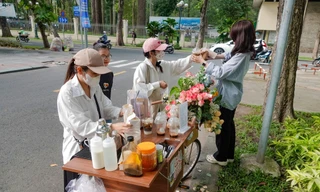 Bỏ vị trí quản lý, cô gái làm xe hoa cà phê kiếm 2 triệu đồng/ngày