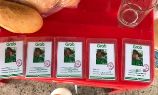 Bản tin 8H: Một người giao hàng mua 6 thẻ Grab giả để 'thông chốt' 