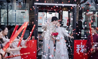 Tổ chức đám cưới trên xe buýt, cả nhà ngồi cùng nhau, ai đi qua cũng chúc mừng