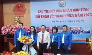 Lãnh đạo tỉnh Lạng Sơn tặng hoa chúc mừng Tỉnh Đoàn Lạng Sơn .Ảnh: Duy Chiến 