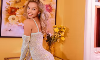 Đường cong nuột nà hút mắt của sao trẻ 9x Sydney Sweeney