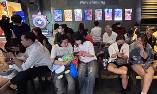 Rạp phim 'cháy vé', đông kín người tối lễ tình nhân Valentine