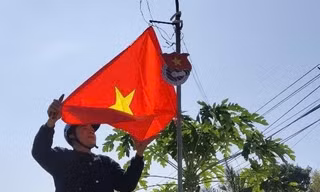 Thanh niên Cần Thơ làm 50 km đường cờ Tổ quốc trong ngày khởi động Tháng Thanh niên