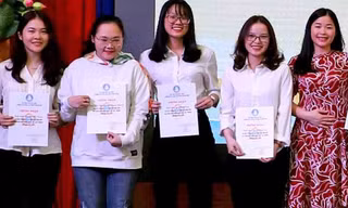 Tác giả (thứ hai, từ trái qua)