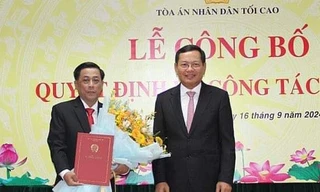 Ông Trần Kiến Xương (trái) tại buổi lễ.