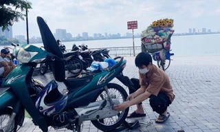 Nhặt được ví, chàng trai ở Hà Nội tìm đến tận nơi để trả và cái kết