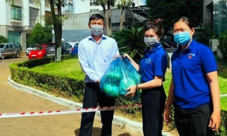 Đoàn thanh niên phường Tự An mua nhu yếu phẩm giúp người dân khu phong tỏa