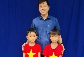 Ban Giám hiệu nhà trường tuyên dương em Phong và Quang.
