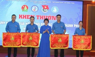 Các đơn vị Đoàn xuất sắc được nhận cờ thi đua. Ảnh: Duy Chiến 