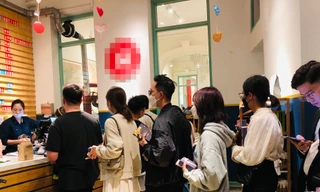 Giới trẻ xếp hàng mua socola, háo hức với 'sổ chứng nhận tình yêu'