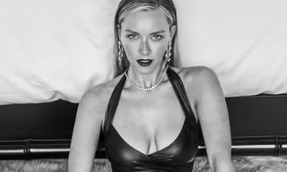 Người đẹp Mỹ Camille Kostek quá đỗi gợi cảm với áo tắm 