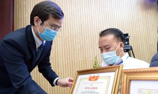 Anh Bùi Quang Huy - Bí thư thường trực T.Ư Đoàn, Chủ tịch Hội Sinh viên Việt Nam trao khen thưởng các tấm gương "tỏa sáng nghị lực Việt"