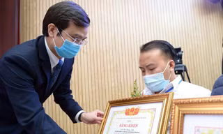 Anh Bùi Quang Huy - Bí thư thường trực T.Ư Đoàn, Chủ tịch Hội Sinh viên Việt Nam trao khen thưởng các tấm gương "tỏa sáng nghị lực Việt"
