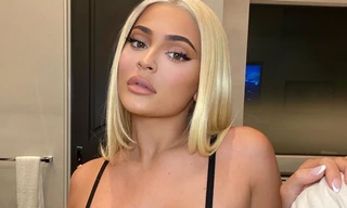 Nữ tỉ phú 'hụt' Kylie Jenner ngực đầy nóng bỏng với nội y 
