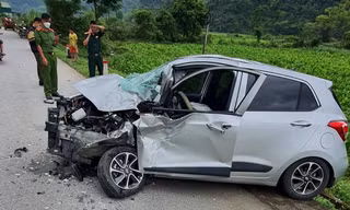 Hiện trường vụ tai nạn, chiếc xe ô tô con đang di chuyển bị tảng đá rơi trúng đầu hư hỏng nặng, lái xe bị thương -Ảnh: CB