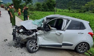 Hiện trường vụ tai nạn, chiếc xe ô tô con đang di chuyển bị tảng đá rơi trúng đầu hư hỏng nặng, lái xe bị thương -Ảnh: CB