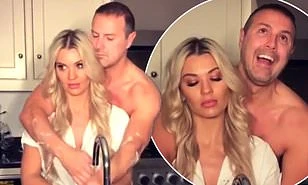 Cười ngất 'phiên bản lỗi' của cảnh nóng kinh điển phim Hồn ma