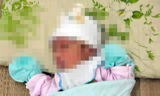 Bé sơ sinh bị bỏ rơi .Ảnh: KC