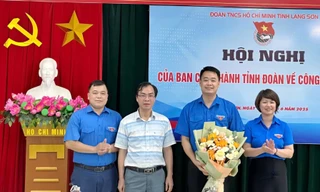 Anh Đoàn Thành Công nhận hoa chúc mừng. 