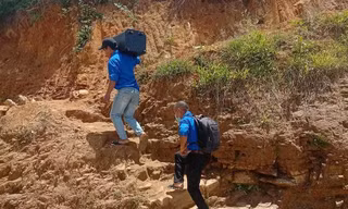 Các bạn trẻ lội bộ hàng giờ đồng hồ, đến những nóc làng xa xôi để tuyên truyền bầu cử.