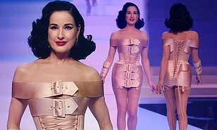 Vũ nữ thoát y Dita Von Teese mặc váy cuốn bằng... 5 chiếc thắt lưng