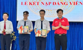 Hai chiến sĩ Hoa phượng đỏ: Đức Huy, Công Thành (đứng giữa) tại lễ kết nạp Đảng, ngày 5/6