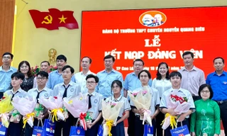 7 học sinh ưu tú trường chuyên ở Đồng Tháp được kết nạp đảng