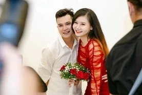 Chuyện tình chị em của shipper điển trai và cô gái TPHCM 'nghiện' mua sắm