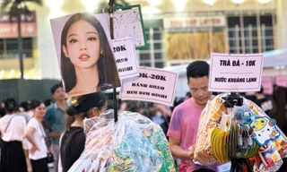 Ôm đồ cổ vũ BlackPink, nhóm sinh viên Hà Nội 'mếu máo' vì lỗ cả trăm triệu