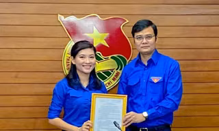 Anh Bùi Quang Huy, Ủy viên dự khuyết T.Ư Đảng, Bí thư thường trực T.Ư Đoàn trao quyết định cho chị Hồ Hồng Nguyên.