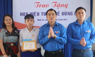 Trao tặng Huy hiệu Tuổi trẻ dũng cảm cho nam sinh lớp 9 dũng cảm cứu em nhỏ đuối nước 