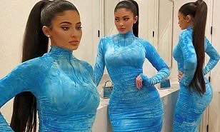 Kylie Jenner chuộng mặc bó sát tôn ba vòng bốc lửa