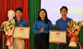 Tặng bằng khen đột xuất hai thanh niên dũng cảm cứu người đuối nước