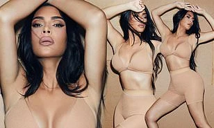 Kim Kardashian gợi cảm khoe dáng 'đồng hồ cát' với nội y màu nude