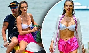 Mỹ nhân xứ Samba cưỡi mô tô nước nổi bật trên biển