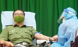 Chiến sĩ công an tỉnh Vĩnh Long tham gia hiến máu tình nguyện